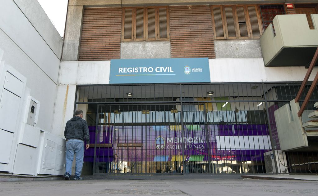 Los registros civiles de la provincia estarán abiertos durante este domingo desde las 8 a las 18, para entregar DNI y certificado excusatorios. 

Foto: Orlando Pelichotti / Los Andes