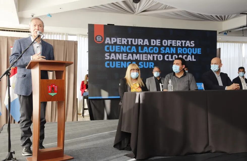 La nueva obra de clocas permitirá sanear la cuenca del Lago San Roque.