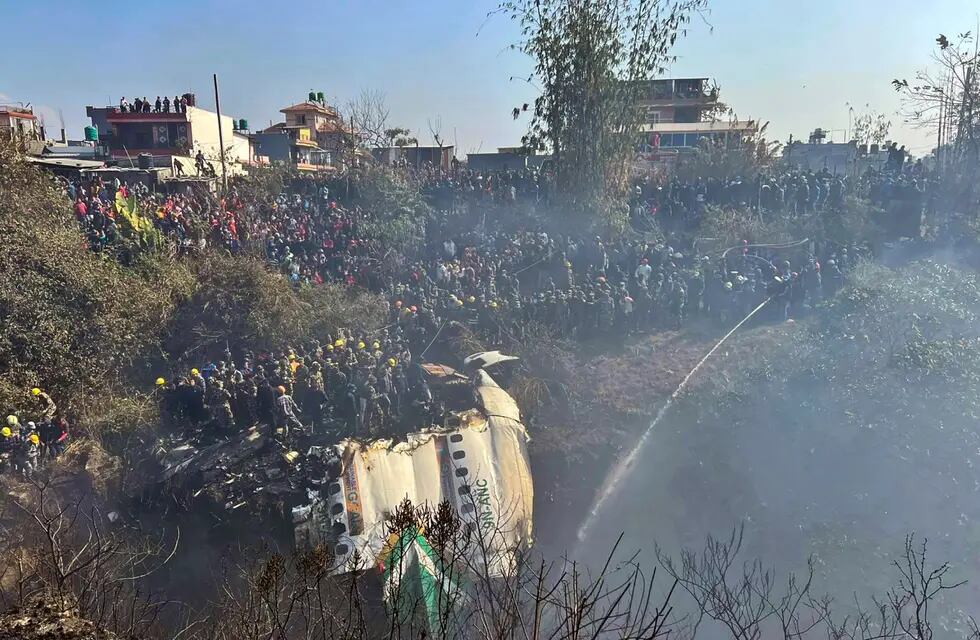 Tragedia en Nepal. Se estrelló un avión con 72 personas a bordo. Entre ellas, una argentina. (AP)