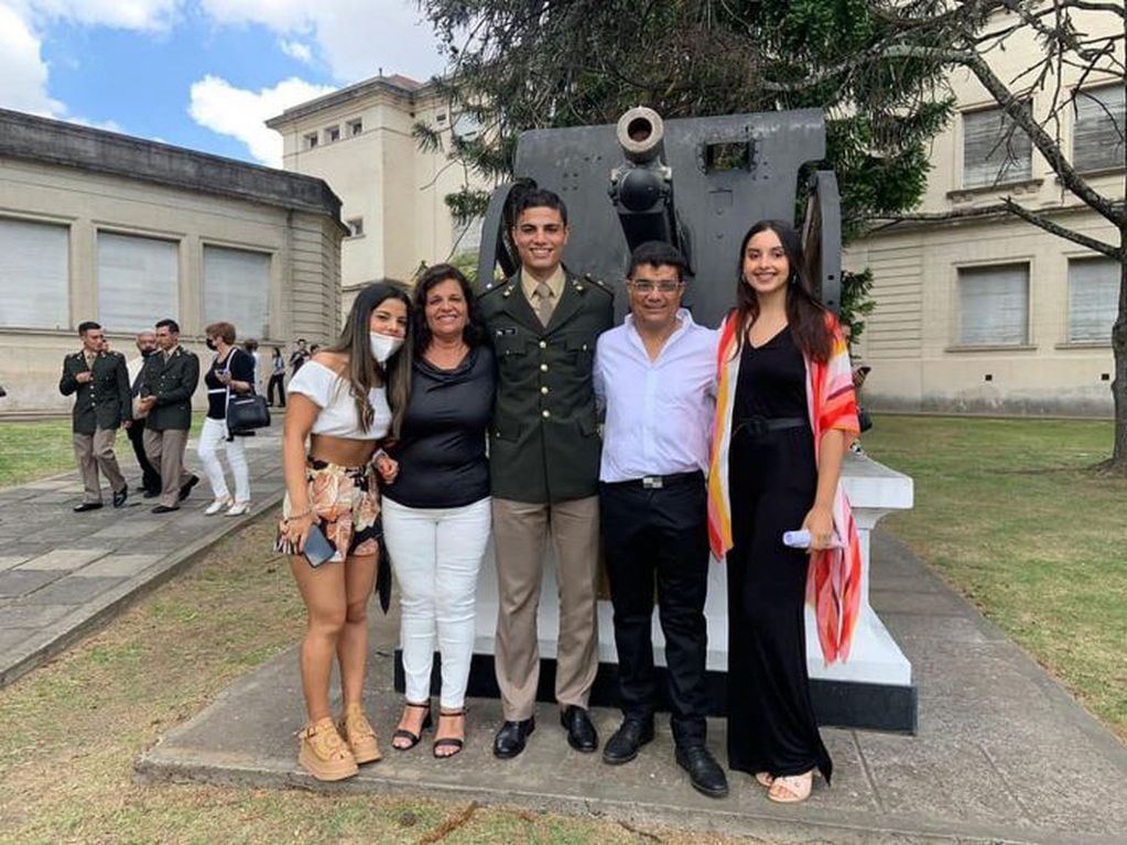 Matías Chirino en su bienvenida al ejército junto a su familia.