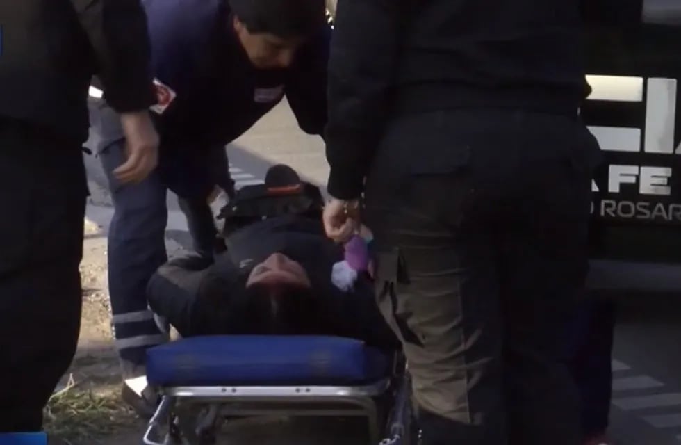 La motociclista tuvo que ser asistida por una ambulancia tras ser embestida en el Acceso Sur por un auto que se dio a la fuga. (Captura de pantalla)