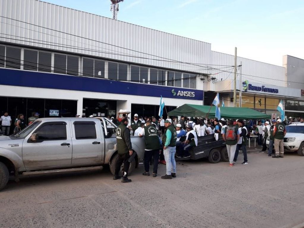 ANSES Formosa impedida de trabajar en la jornada por una protesta con piquete de parte de Camioneros. (Foto: Colaboración)