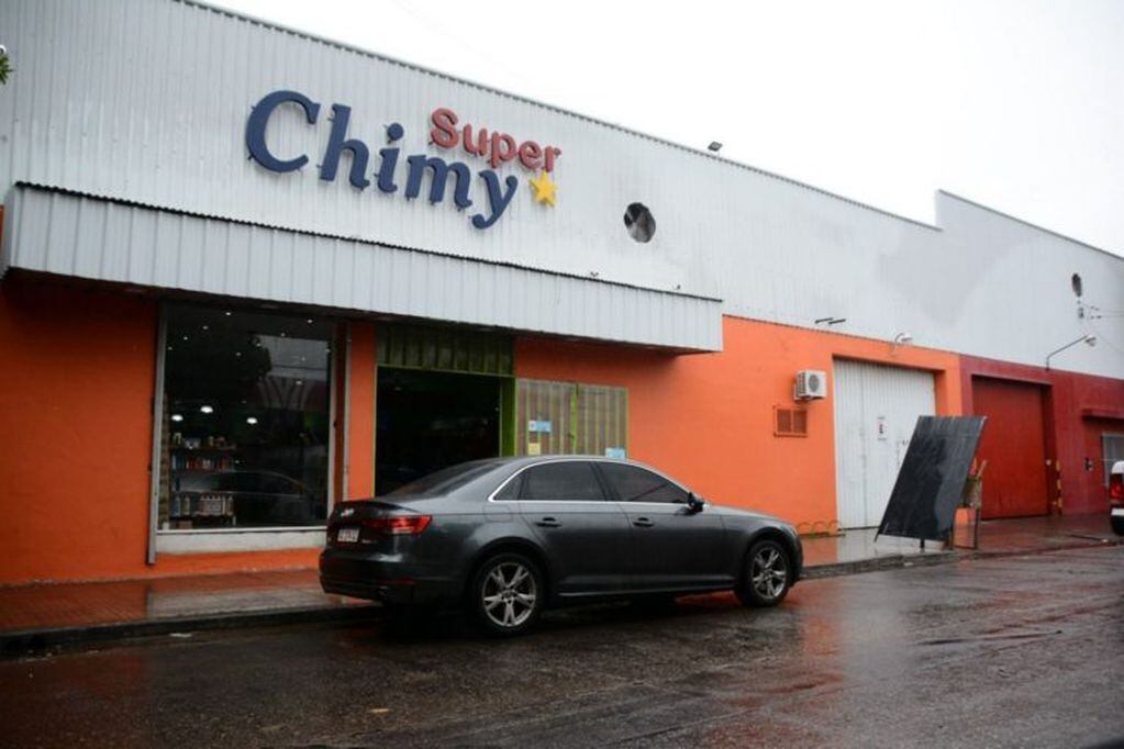 Súper Chimy. El local está abierto al público y el depósito, que está a pocos metros, tiene pegadas seis fajas de clausura preventiva. Foto: El Diario de la República.