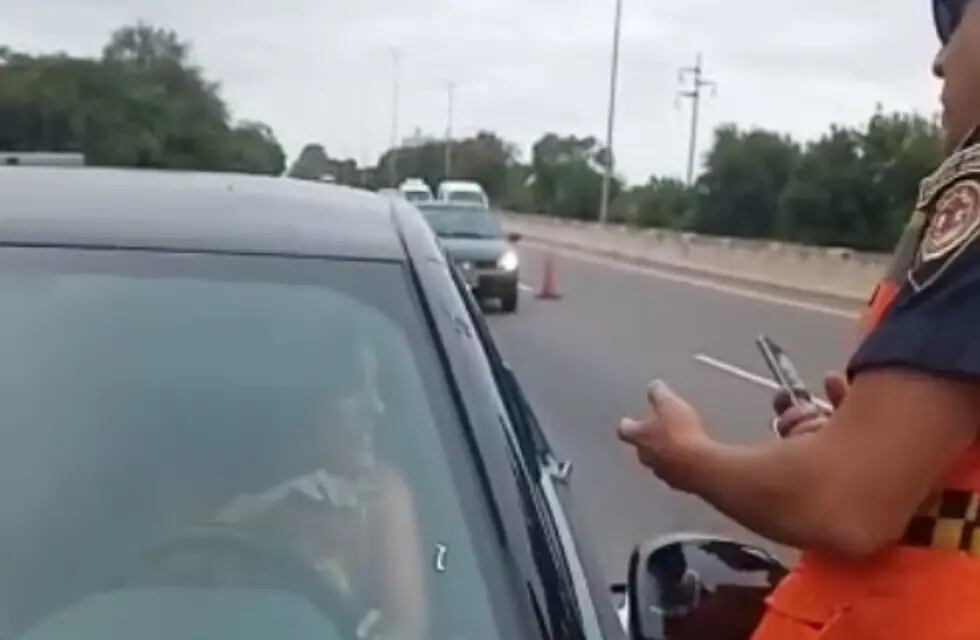 La conductora mantuvo un fuerte cruce con policías de la Caminera. (Captura de video)