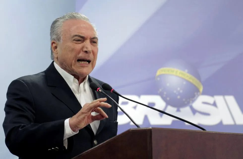 Brazil's President Michel Temer speaks during a national address from the Planalto Presidential Palace, in Brasilia, Brazil, Saturday, May 20, 2017. Temer is suggesting that an audio that purportedly recorded him supporting hush money for an ex-lawmaker has been doctored. Temer says his administration will petition the Supreme Federal Tribunal to suspend the investigation against him until the audio is verified. (AP Photo/Eraldo Peres) brasilia brasil Michel Temer presidente acorralado por escandalo de corrupcion mandatario grabado escuchas pidiendo coimas conferencia de prensa