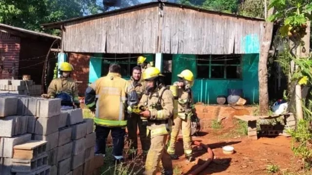 Un bombero resultó herido tras combatir un incendio en Puerto Iguazú