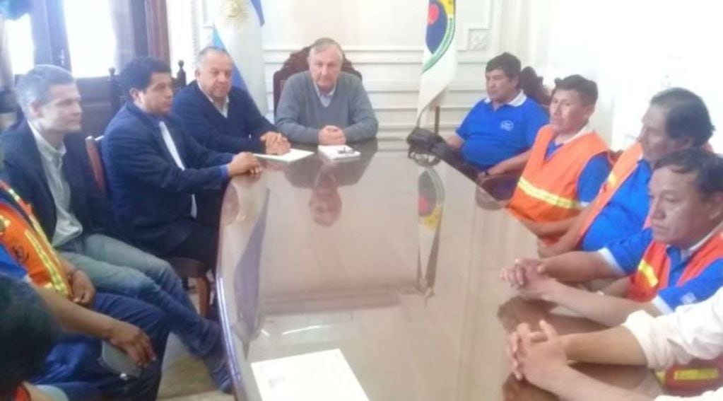 Los ministros Perassi y Cabana Fusz encabezaron la reunión con sindicalistas  y trabajadores de Minera Aguilar.