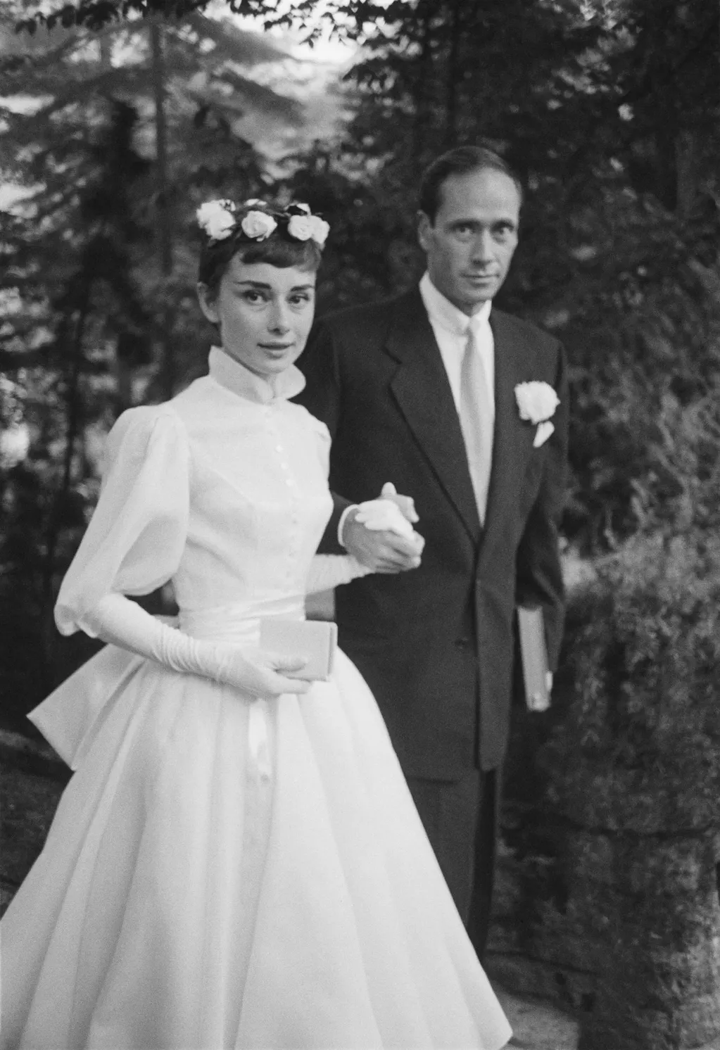 Audrey Hepburn luciendo su vestido de novia.