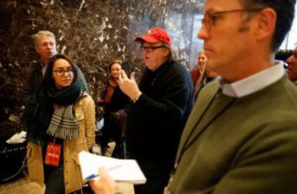 Filmmaker Michael Moore walks in the lobby of Trump Tower, Saturday, Nov. 12, 2016, in New York. (AP Photo/ Evan Vucci) eeuu nueva york Michael Moore director de cine cineasta llega a la torre trump elecciones presidenciales