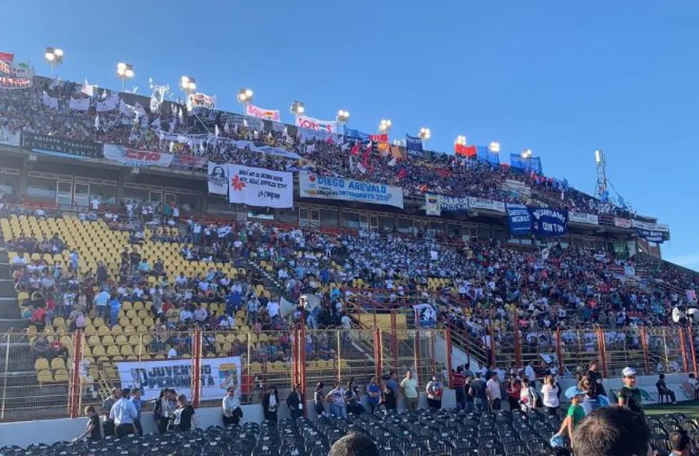 El estadio de Sarmiento se va colmando, a la espera de Alberto Fernández