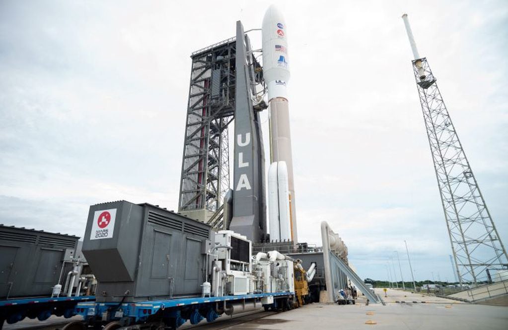 El cohete Atlas V, listo para el despegue, con la nave "Mars 2020" en su parte más alta y que porta el robot "Perseverance" en su interior. El cohete impulsará a la nave hasta el espacio exterior, liberándola después para su viaje a Marte. Serán casi siete meses hasta llegar a destino.