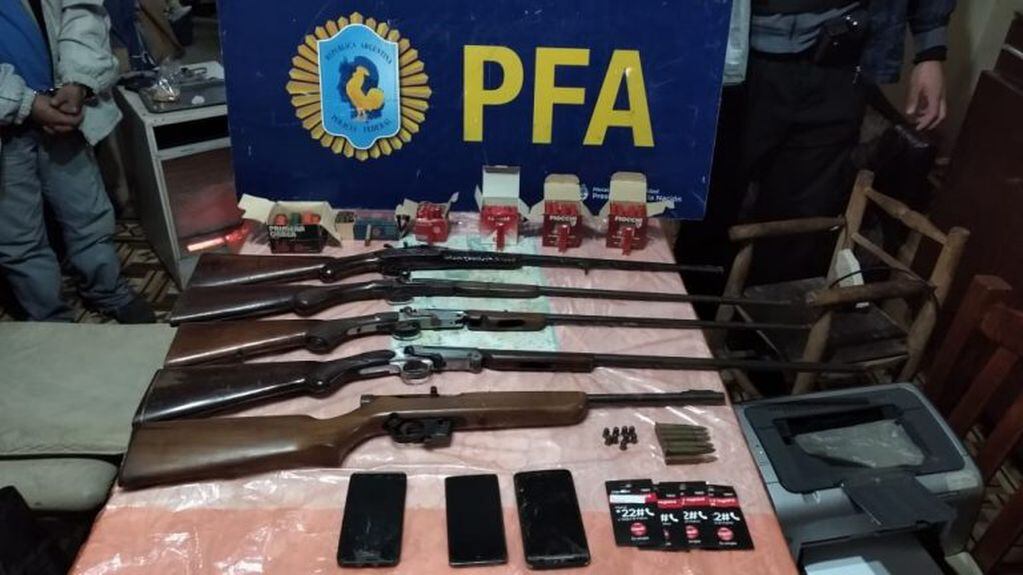 La Policía Federal incautó gran cantidad de armas de fuego como resultado de la operación "Septiembre Blanco". (@minseg)