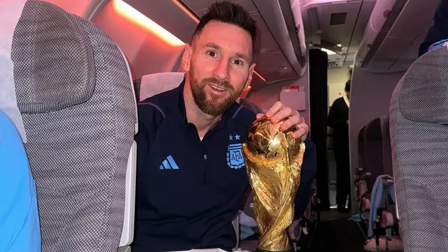 Messi, la copa del mundo y la intimidad del vuelo que trae a la selección a la Argentina. (Instragram)