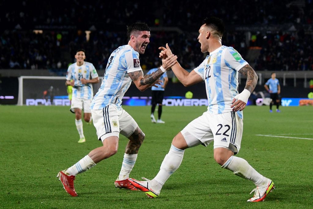 Rodrigo de Paul y Lautaro Martínez, dos de las figuras que tiene el seleccionado argentino en estas eliminatorias sudamericanas. (AP)