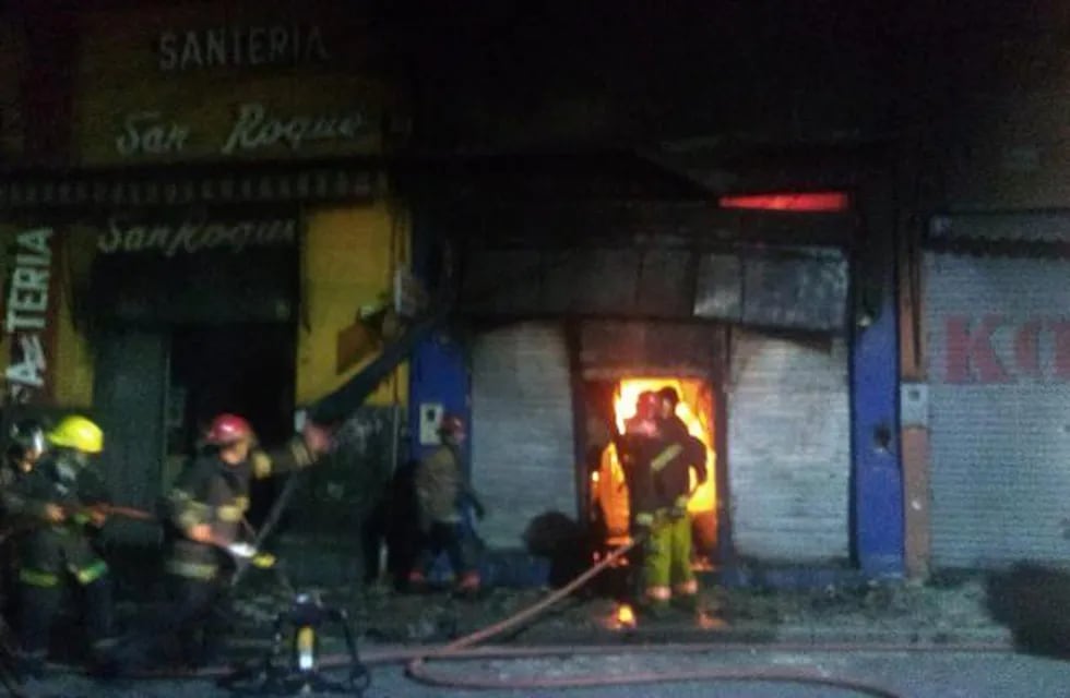 Feroz incendio en El Bajo.