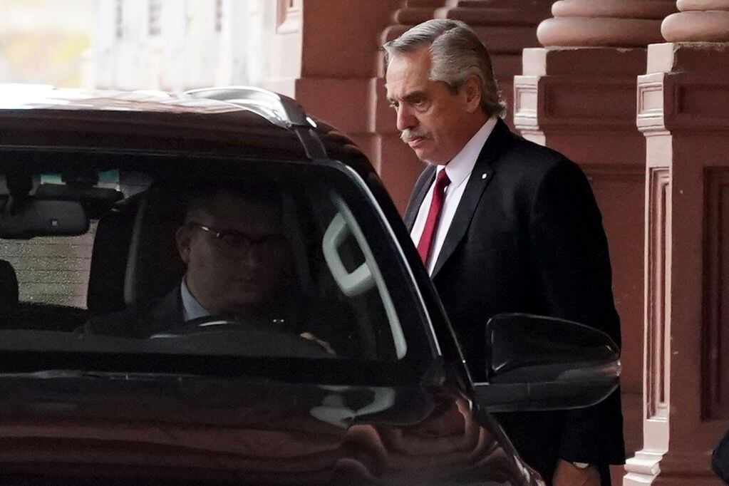El presidente Alberto Fernández saliendo de la Casa Rosada. (Gentileza Clarín)