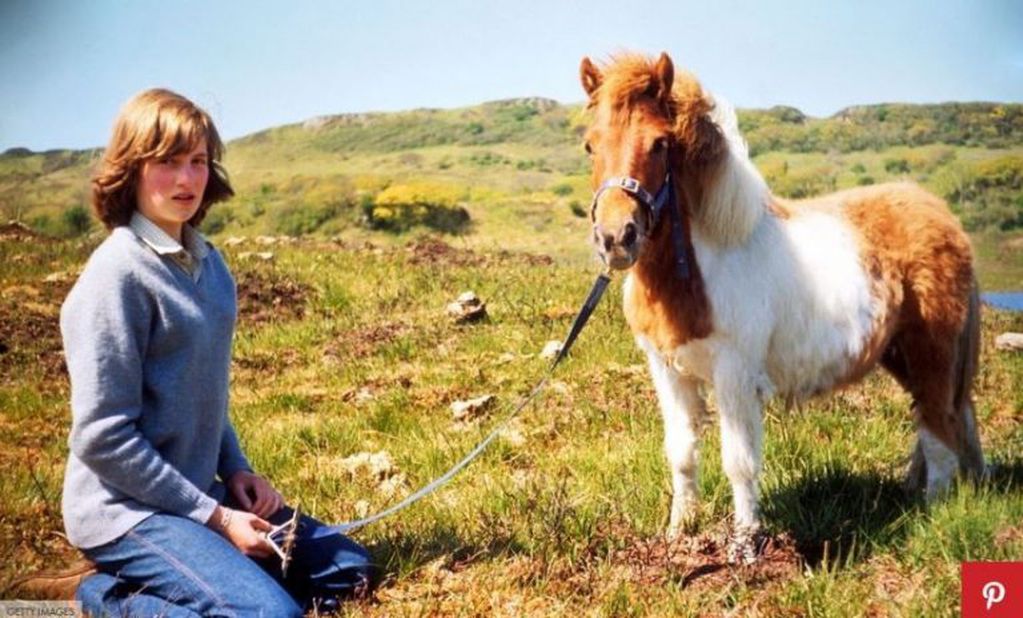 1974. Con un pony de las Shetland en casa de su madre den Scotland durante unas vacaciones de verano.