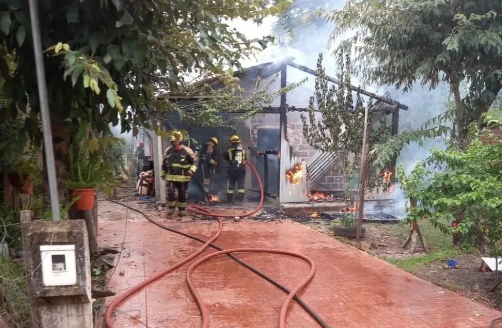 Jardín América: incendio en una vivienda dejó a una familia con lo puesto.