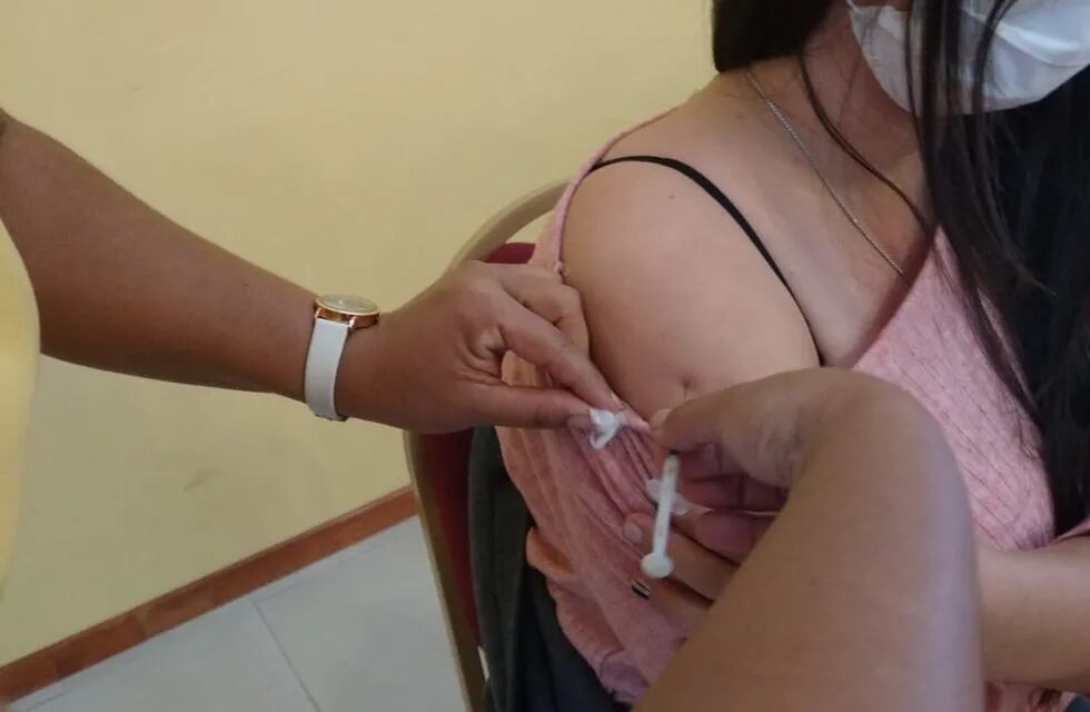 Continúan los operativos de vacunación en Puerto Iguazú.