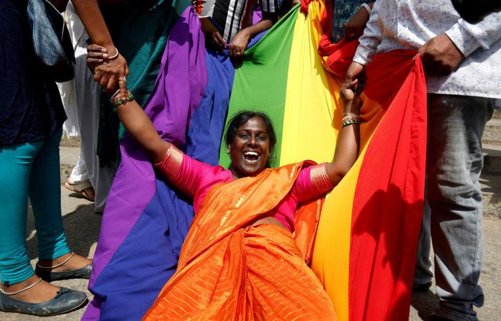 Activistas LGTB festejando el fallo de la Corte Suprema.
