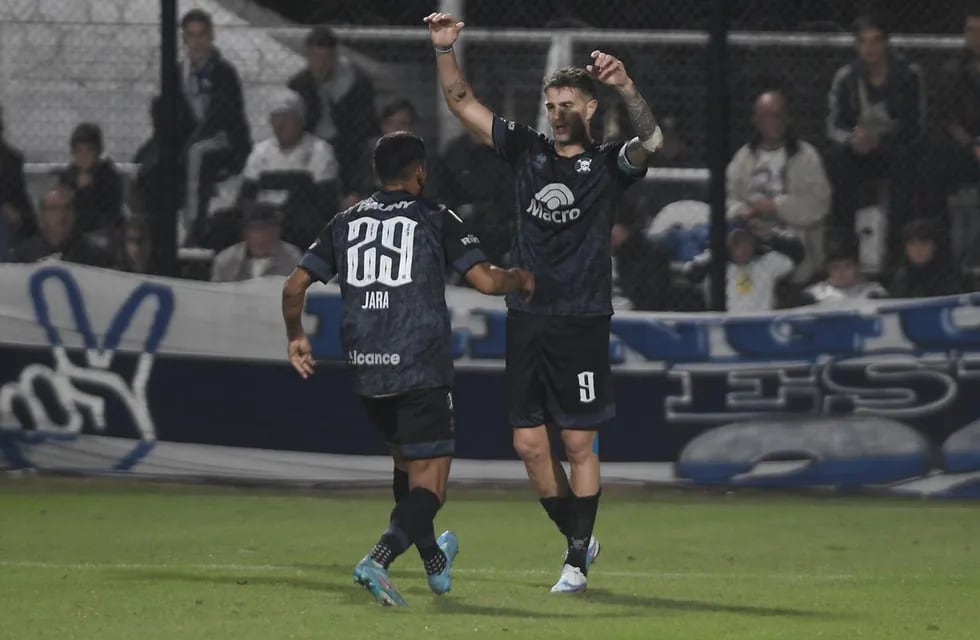 Belgrano le gana 1-0 a Gimnasia, en La Plata, por un gol de Vegetti. (Federico López Claro / La Voz)