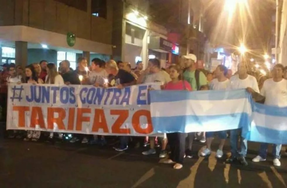 Cientos de personas se movilizaron con banderas argentinas y pancartas. (Prensa Libre SN)