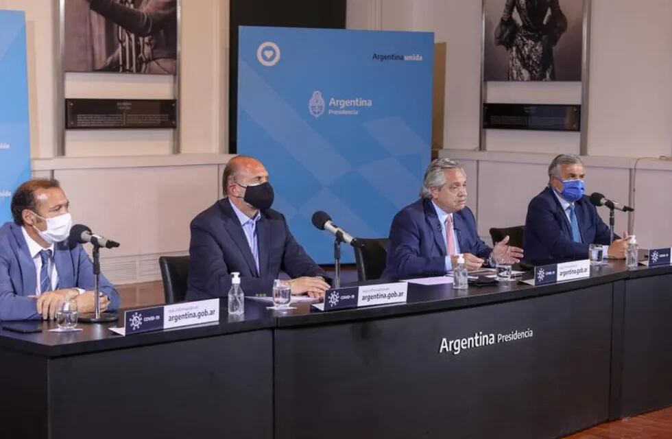 Alberto Fernández dio un discurso desde la Casa Rosada, donde estuvo acompañado por los gobernadores Gutiérrez, Perotti y Morales. (Foto: Presidencia)