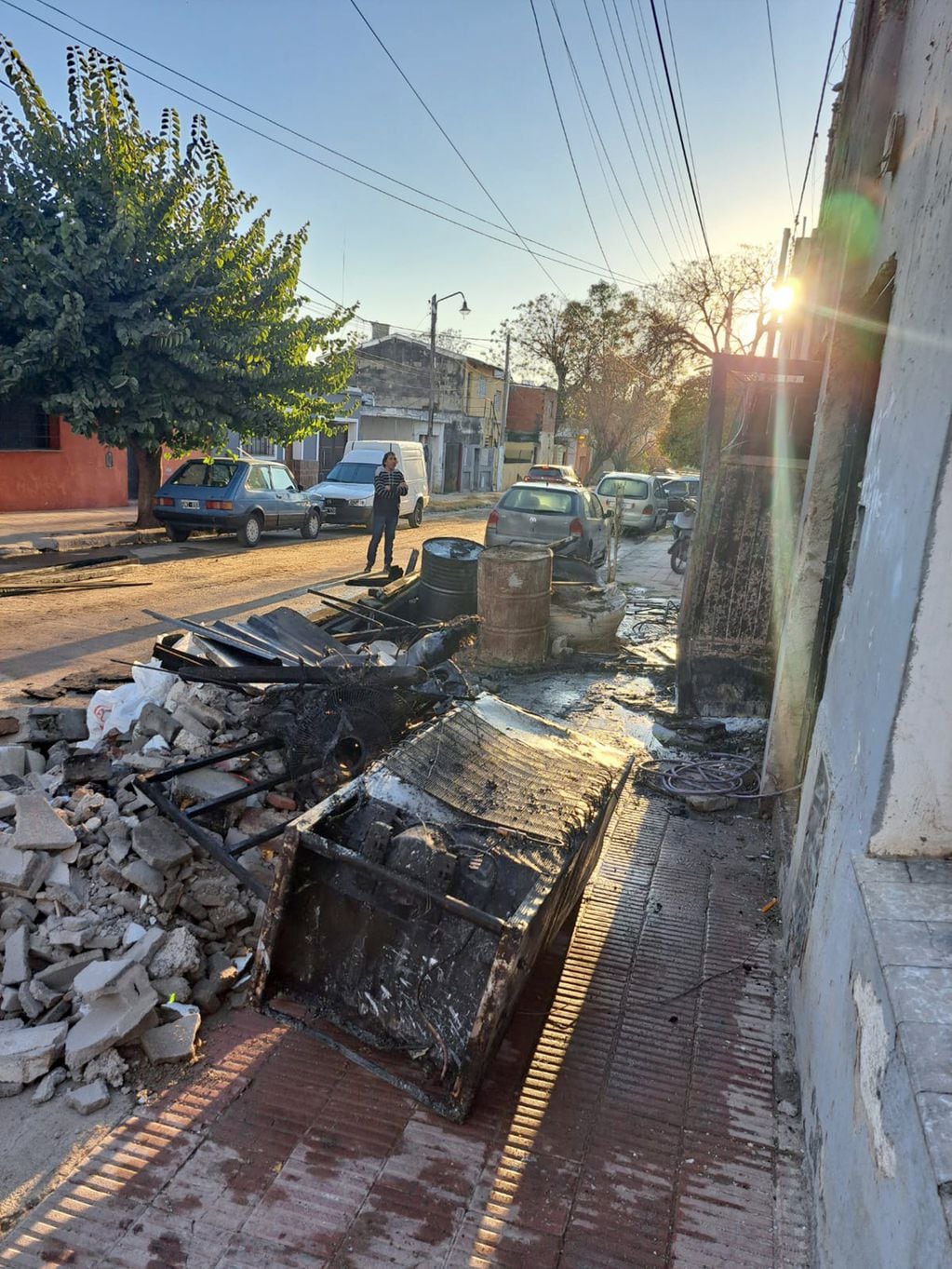 Incendio en el garaje de un domicilio  	de barrio Villa Páez, Córdoba. (Nicolás Bravo / La Voz)