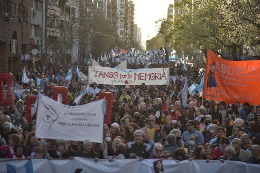 Marcha en Córdoba para repudiar el ataque contra Cristina Kirchner. (Facundo Luque/La Voz)