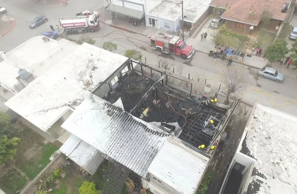 Incendio estructural sobre calle Mitre en Arroyito
