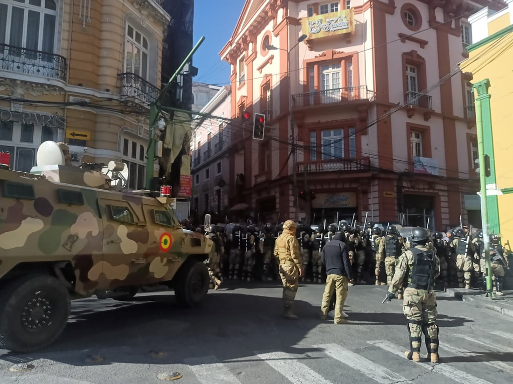 Fuerte presencia militar en la plaza Murillo, frente al Palacio Quemado, la antigua casa de gobierno boliviana, donde tropas del Ejército se instalaron "en defensa de la democracia".