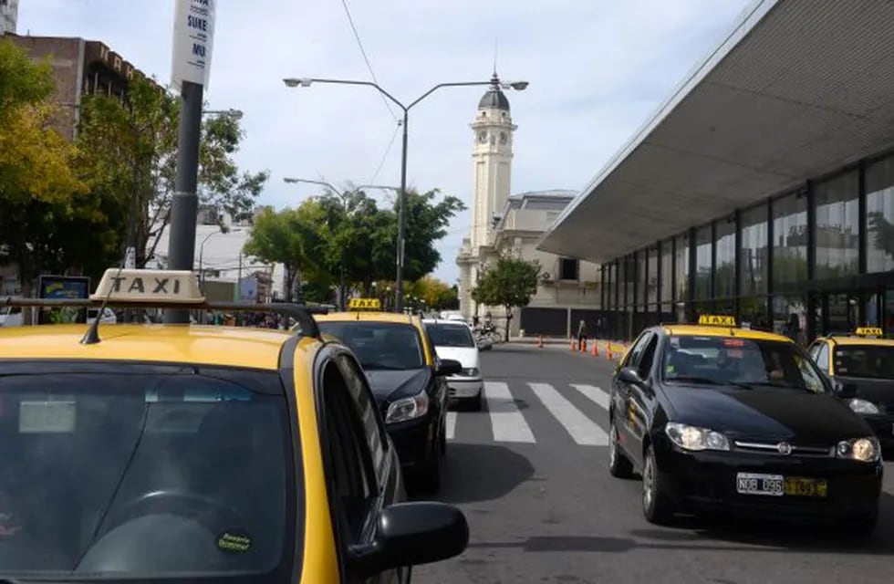 Un taxista denunció haber sido agredido en la parada de la terminal de ómnibus. (Archivo)