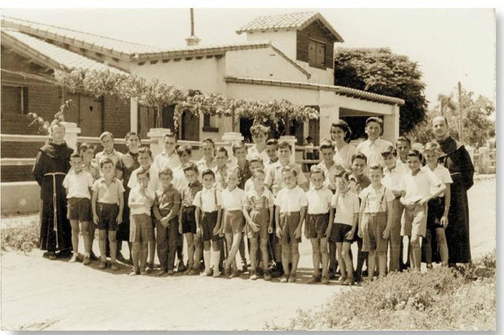 LA CAPILLA. Las misas en la capilla San Antonio comenzaron a oficiarse en el año 1958. Fotografías. Museo Fotográfico Dante Marchetti de la Cooperativa Eléctrica de Miramar.