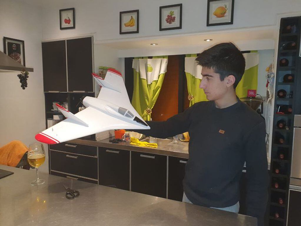 Iván Korzeniowsky tiene 14 años y cursa segundo año de la Escuela Aeronáutica.