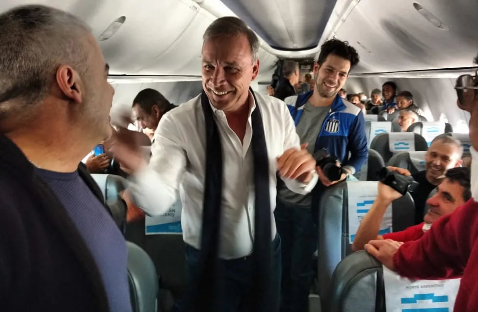 El presidente de Talleres Andrés Fassi disfrutó del viaje a Perú y compartió con los hinchas. (La Voz)