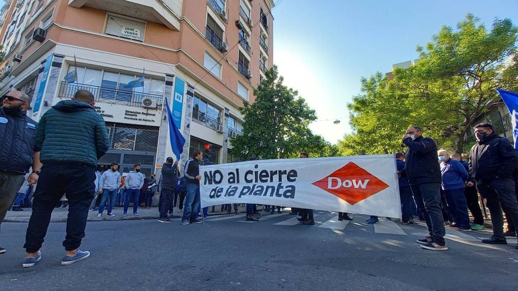 Semanas atrás, trabajadores de Dow protestaron frente a la sede del Ministerio de Trabajo de Santa Fe en Rosario.