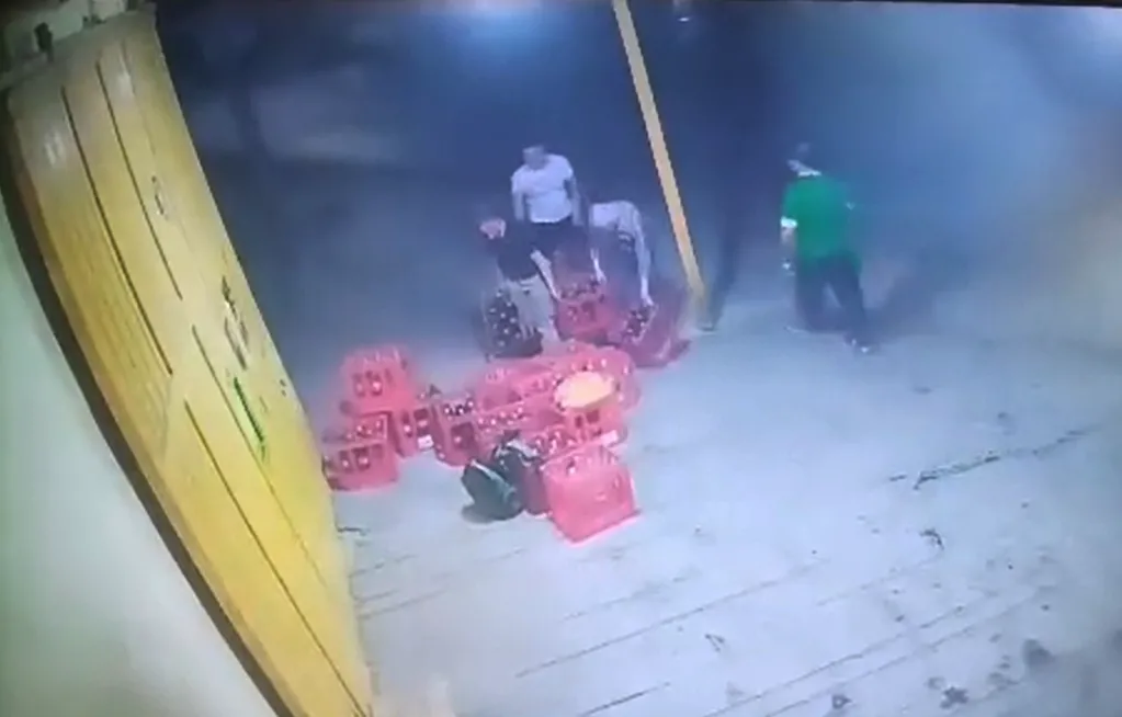 El saqueo a un supermerado chino en barrio Los Sauces. (Captura video)