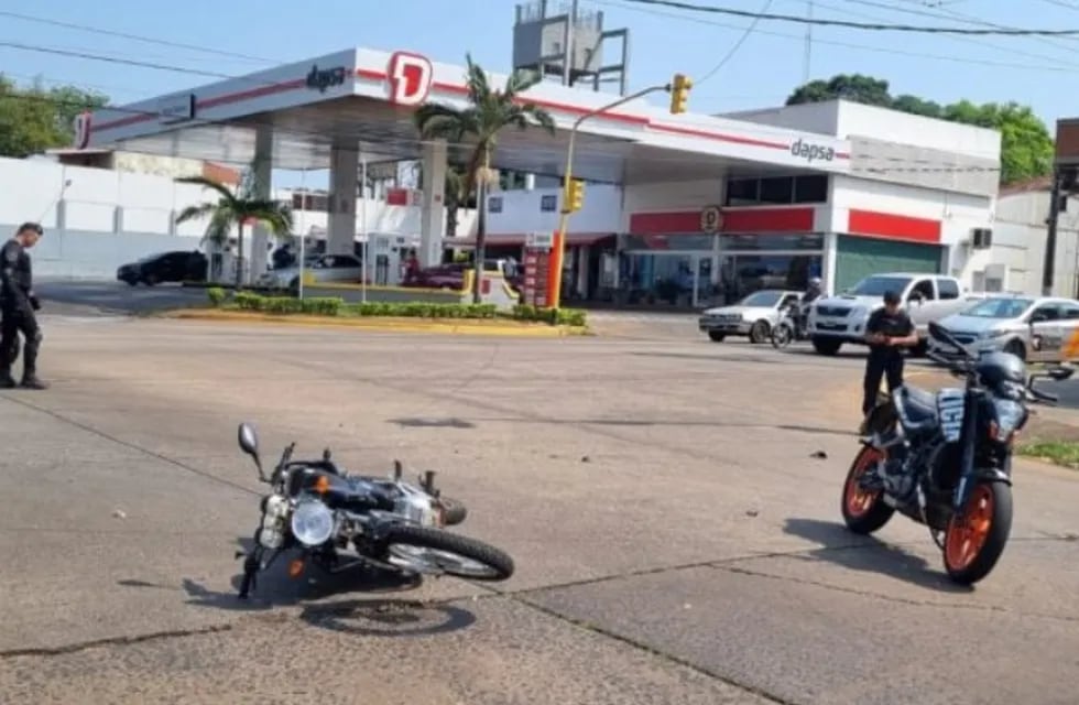 Accidente vial en Posadas. un auto atropelló a dos motociclistas y se dio a la fuga.