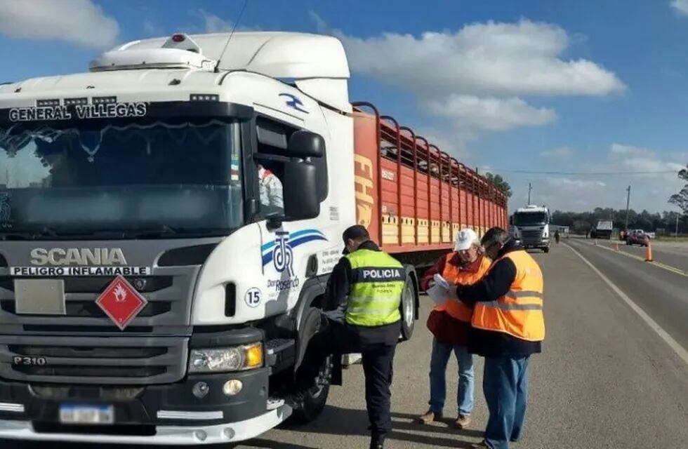 El Senasa continúa controlando la carga de camiones en rutas nacionales para proteger a los consumidores