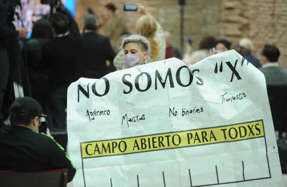 Reclamo al presidente Alberto Fernández durante el lanzamiento del DNI para personas no binarias.