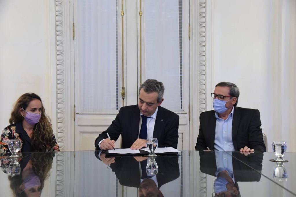 Javkin firmó el proyecto junto al secretario de Gobierno, Gustavo Zignago.