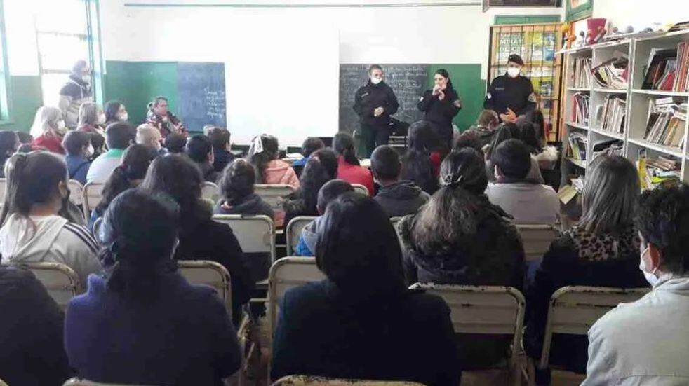 Brindan charlas en establecimientos educativos en Villa Bonita y Campo Viera.
