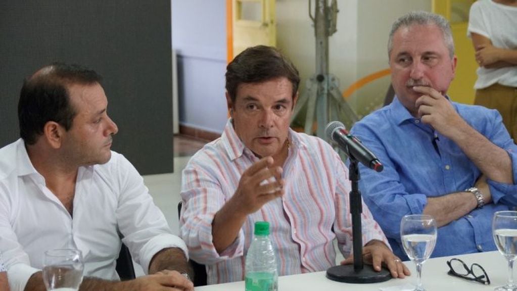 Carlos Rovira junto al goberndor Hugo Passalacqua, y al vice Oscar Herrera Ahuad. (MisionesOnline)