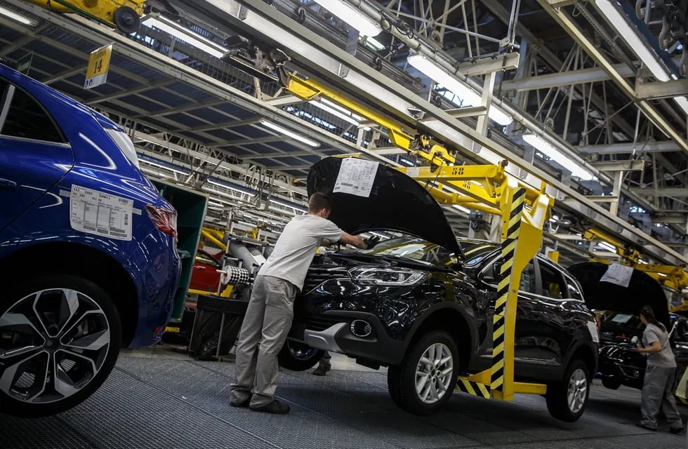 An employee works at the production line of the new models Renault Megane and Renault Kadjar at the Villamuriel Renault factory, near Palencia in northern Spain on June 1, 2016. rnFollowing an investment of over 600 million euros between 2014 and 2016, the Renault factory in Villamuriel (Palencia) produces the new models Renault Megane and Renault Kadjar, this increase in extra work has meant that the factory has doubled its workforce in the past year and a half, from 1,900 to 4,200 employees. / AFP PHOTO / CESAR MANSO espau00f1a palencia  planta automotriz de renault en palencia espau00f1a industria automotriz