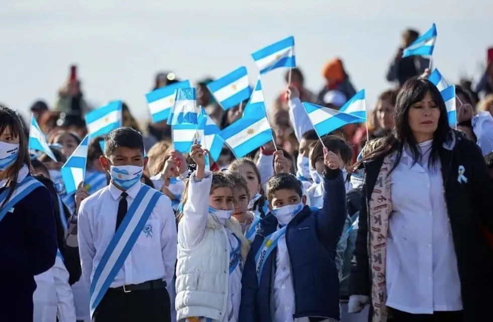Más de 3.000 alumnos prometieron lealtad a la Bandera Nacional en la IV Brigada