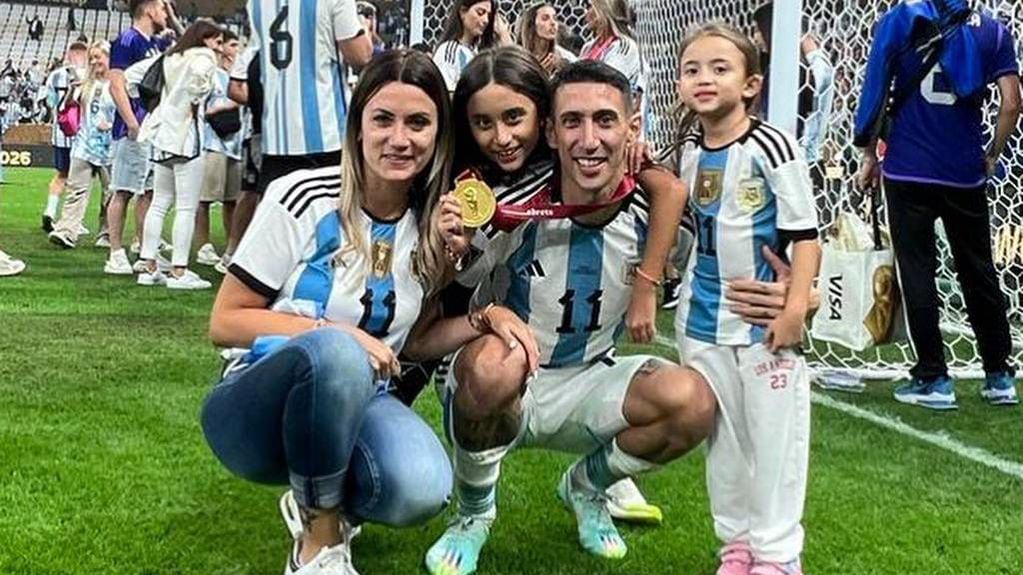 El ex Real Madrid y PSG festejó con su familia en la cancha del estadio Lusail.