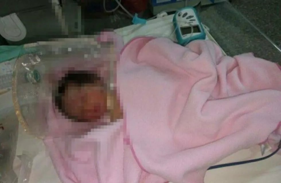 La beba abandonada bajo cuidados médicos en el Hospital Neonatal de Posadas.