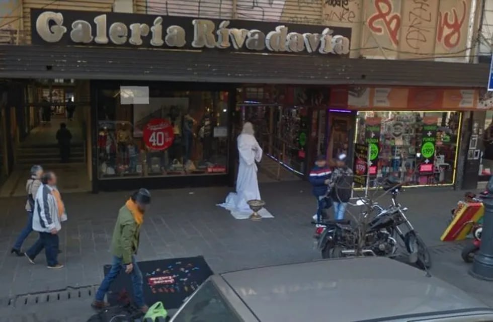Una estatua viviente de La Plata enloqueció y empezó a pelear con una mujer