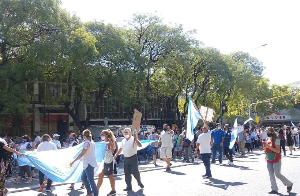 Los docentes se movilizaron por el centro de San Rafael. Gentileza LV4 Radio San Rafael