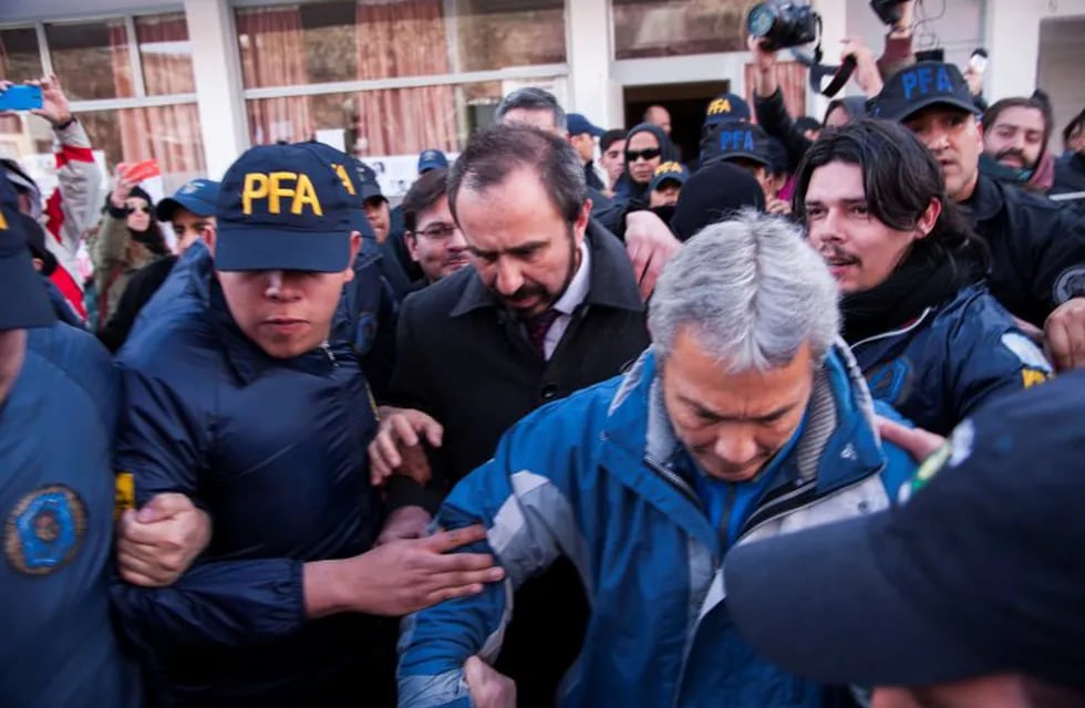 El juez federal de la ciudad de Esquel, Guido Otranto, es custodiado por la policía durante una protesta frente a los Tribunales Federales de Esquel, Chubut.